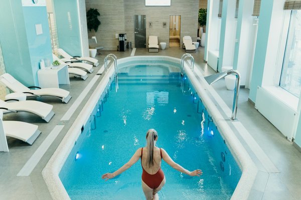 Découvrez les Bénéfices Incontournables du Chauffage Solaire pour Votre Piscine : Les Raisons de Faire ce Choix Intelligent