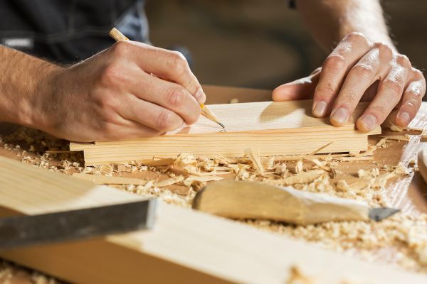 Les meilleurs traitements de bois adaptés à vos besoins spécifiques