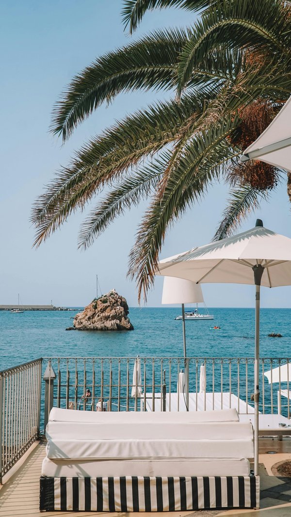Parasol décentré : l'allié idéal pour vos espaces extérieurs